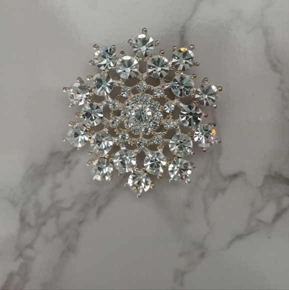Jewelry - Decorative starburst or snowflake crystal brooch or pin